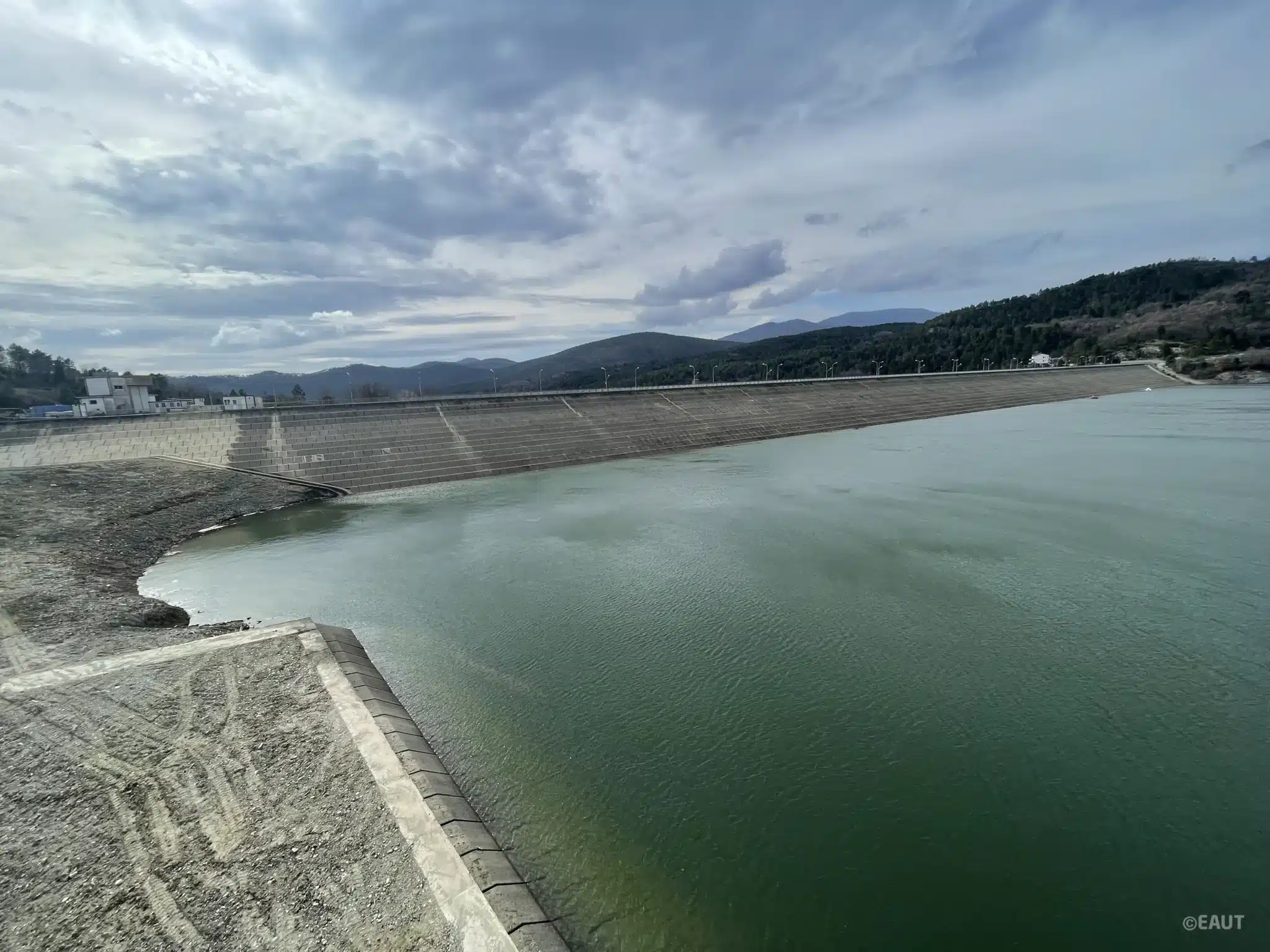 Vista complessiva del paramento di monte della Diga di Montedoglio