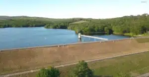 Vista della diga del Calcione dal paramento di valle